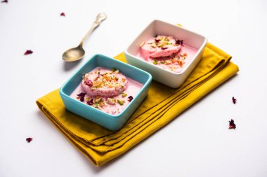Rose Bread Rasmalai, geleneksel Ras Malai 'nin ekmek dilimlerini kullanan ekşi versiyonu.
