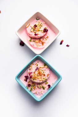 Rose Bread Rasmalai, geleneksel Ras Malai 'nin ekmek dilimlerini kullanan ekşi versiyonu.