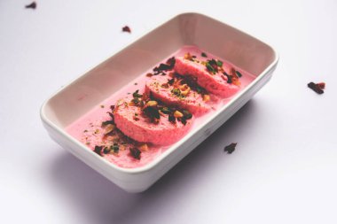 Rose Bread Rasmalai, geleneksel Ras Malai 'nin ekmek dilimlerini kullanan ekşi versiyonu.