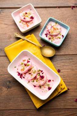 Rose Bread Rasmalai, geleneksel Ras Malai 'nin ekmek dilimlerini kullanan ekşi versiyonu.