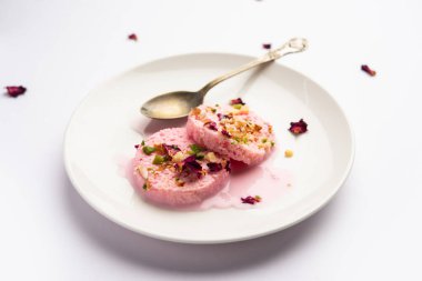 Rose Bread Rasmalai, geleneksel Ras Malai 'nin ekmek dilimlerini kullanan ekşi versiyonu.