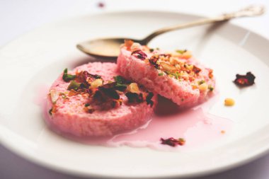 Rose Bread Rasmalai, geleneksel Ras Malai 'nin ekmek dilimlerini kullanan ekşi versiyonu.