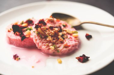 Rose Bread Rasmalai, geleneksel Ras Malai 'nin ekmek dilimlerini kullanan ekşi versiyonu.