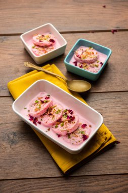 Rose Bread Rasmalai, geleneksel Ras Malai 'nin ekmek dilimlerini kullanan ekşi versiyonu.