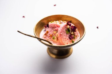 Rose Bread Rasmalai, geleneksel Ras Malai 'nin ekmek dilimlerini kullanan ekşi versiyonu.