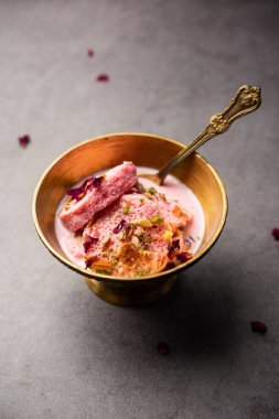 Rose Bread Rasmalai, geleneksel Ras Malai 'nin ekmek dilimlerini kullanan ekşi versiyonu.