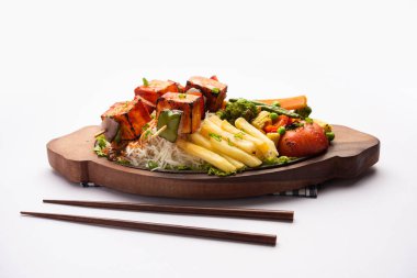 Paneer Sizzler (Paneer Sizzler), süzme peynirli ve sıcak taş tabakta cızırdayan bir Hint versiyonu..