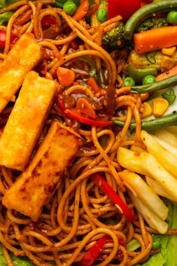 Paneer Sizzler (Paneer Sizzler), süzme peynirli ve sıcak taş tabakta cızırdayan bir Hint versiyonu..