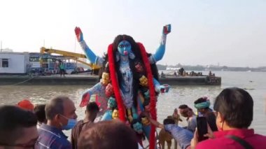 Maa Kali 'nin kutsal nehre batırılması Ganj, Kalküta, Hindistan