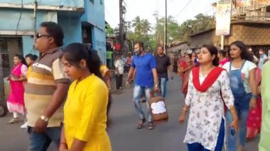 Howrah, Batı Bengal, Hindistan, Asya 6 Nisan 2022: Trinamool Kongresi benzin ve dizel fiyat zammını protesto etmek için caddelerde yürüdü, protestocular el ile çekçek çekti.