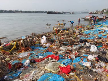 Kalküta, WestBengal, Hindistan, 11 Nisan 2021: Kutsal Ganj kirliliğin maksimum seviyesine ulaştı, buna rağmen insanlar yıkanma ritüeli uyguluyor.