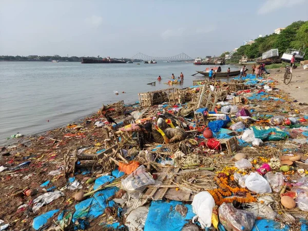 Kalküta, WestBengal, Hindistan, 11 Nisan 2021: Kutsal Ganj, ikiz şehir Howrah ve Kolkata 'dan arta kalan insan atıkları, endüstriyel atıklar, iç kanalizasyonlar, ritüel banyo yapan insanlara rağmen en yüksek kirlilik seviyesine ulaştı.. 