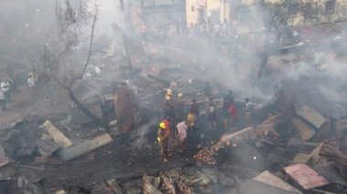 Kalküta, Batı Bengal, Hindistan 24 Nisan 2022: İtfaiyeciler Christopher Road, Kalküta 'da yerel halkın yardımıyla alevlerle mücadele ediyorlar .