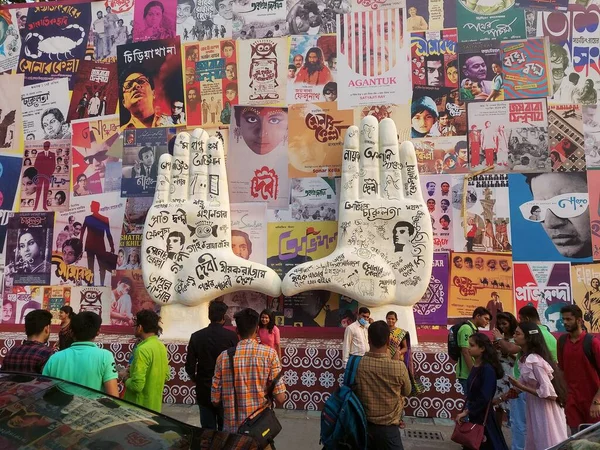Kalküta, Batı Bengal, Hindistan, 1 Mayıs 2022: İnsanlar Satyajit Roy retrospektif ile Nandan kampüsünde Kolkata Yerleşim Flim Festivali 'nin keyfini çıkarıyorlar.
