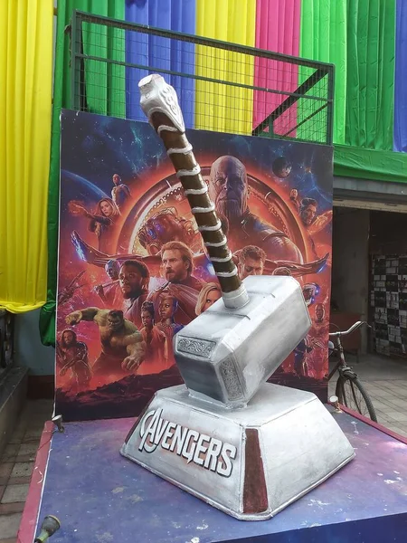 Kalküta, Batı Bengal, Hindistan 1 Mayıs 2022: Thor 'un çekicinin kopyası Kolkata Uluslararası Film Festivali' ne yerleştirildi
