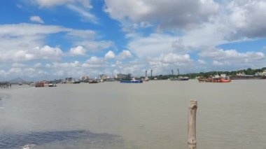 Kalküta, Batı Bengal, Hindistan, 10 Ekim 2022: Kalküta yakınlarındaki kutsal nehir manzarası ve Howrah tarafından ikinci Hooghly köprüsü