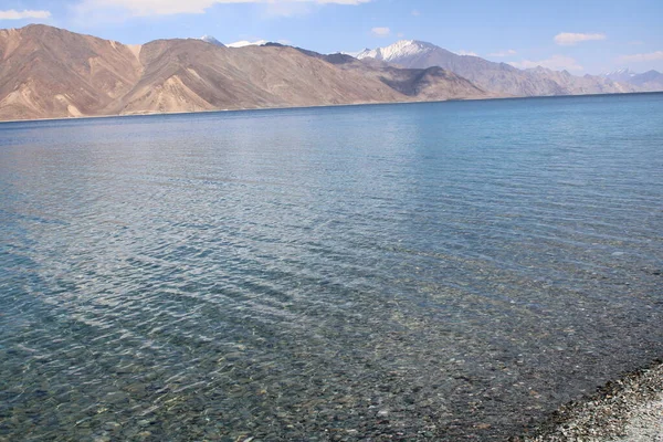 Pangong Taso Gölü 'nün temiz suları Himalaya' nın arka planında ve mavi gökyüzünde. Hindistan ve Çin arasında tampon bölge, beş kilometre genişliğinde. Aynı zamanda tartışmalı bir arazi.