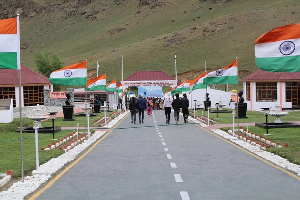 Kargil, Kashmir, Hindistan, 1 Haziran 2022: Dwars Anıtı önünde dalgalanan üç renkli Hint bayrağı veya kapıya doğru ilerleyen Kargil Savaşı Anıtı Turisti