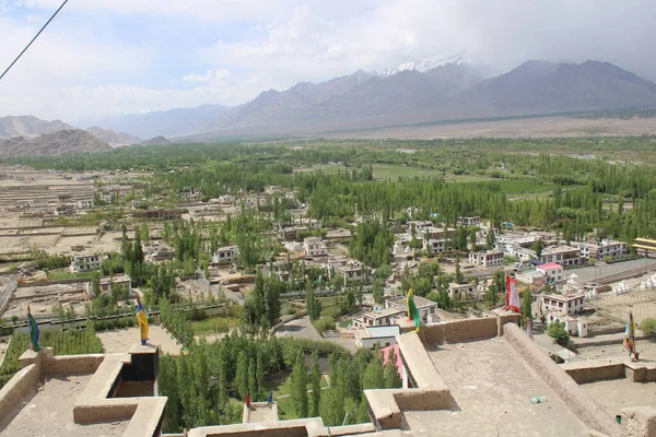 Leh, Kashmir, 11 Temmuz 2022: Himalaya 'nın arka planına sahip Leh şehri Jamu ve Kaşmir' in üst açı görüntüsü