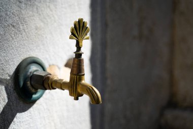 Eski bronz su musluğuna yakın çekim. Müslim camiinin yanında taş kaplamalı musluk var.