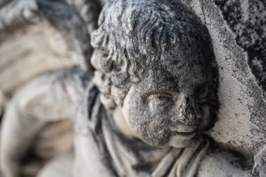 Çocuk kafasının eski bina sonrası eski taş temel görüntüsüne yakın bir bakış açısı