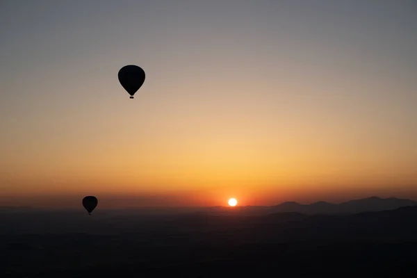 Krajobraz Balonami Gorące Powietrze Czarna Sylwetka Wznosząca Się Niebu Wschodzie — Zdjęcie stockowe
