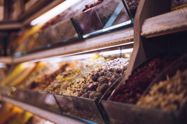 Şark pazarındaki baharat raflarının yakından bakış açısı