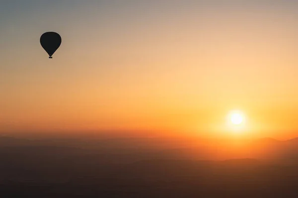 Krajobraz Balonami Gorące Powietrze Czarna Sylwetka Wznosząca Się Niebu Wschodzie — Zdjęcie stockowe