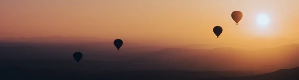 Panoramabanderolllandskap Med Varmluftsballonger Svart Siluett Går Upp Himlen Med Solen — Stockfoto