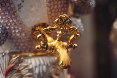 Bakış açısına göre altın kaplamalı, seramik saplı, camdan semaver kaplamalı güzel bir musluk.