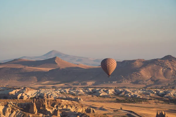 กโป งอากาศร อนท โดดเด ยวท ปแบบเช คเกอร นเหน บเขา Cappadocian — ภาพถ่ายสต็อก