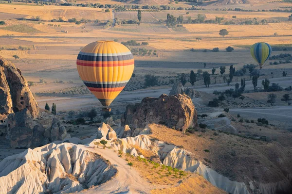 Krajobraz Samotnym Balonem Gorące Powietrze Tęczowym Wzorem Kolorów Wznoszącym Się — Zdjęcie stockowe