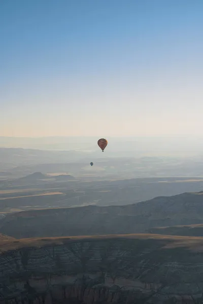 Pionowy Krajobraz Odległymi Balonami Gorącego Powietrza Wznoszącymi Się Niebu Wschodzie — Zdjęcie stockowe