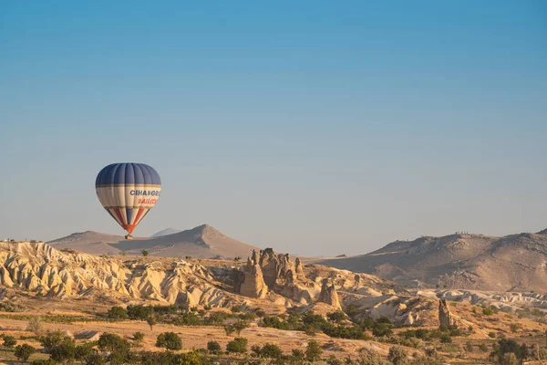 Goreme Turkey August 2021 Ensam Färgglad Varmluftsballong Flyger Över Kappadokien — Stockfoto