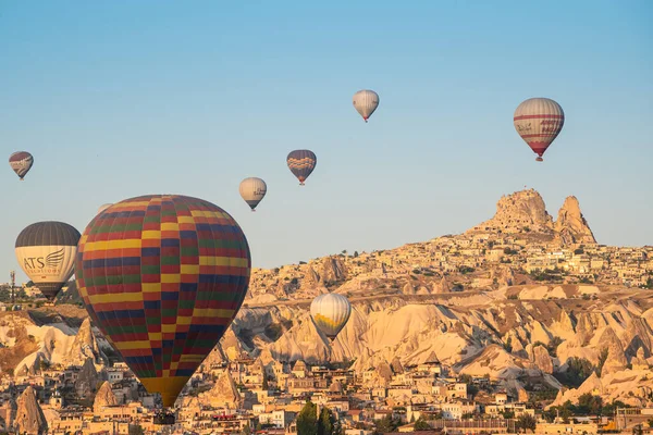 Goremia Turkey Sierpnia 2021 Kolorowe Balony Ogrzane Powietrze Przelatujące Nad — Zdjęcie stockowe