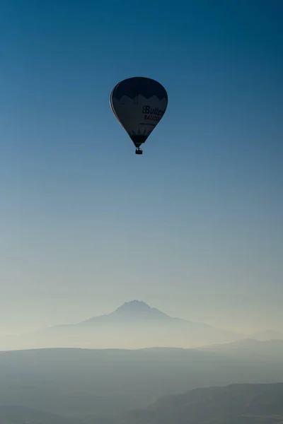 Goreme Turkey August 2021 Landskap Med Varmluftsballong Siluett Stiger Upp — Stockfoto