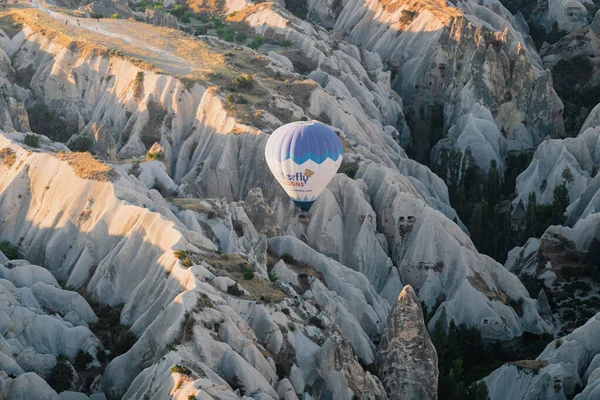Goreme Turkey August 2021 Ensam Färgglad Varmluftsballong Flyger Mycket Nära — Stockfoto