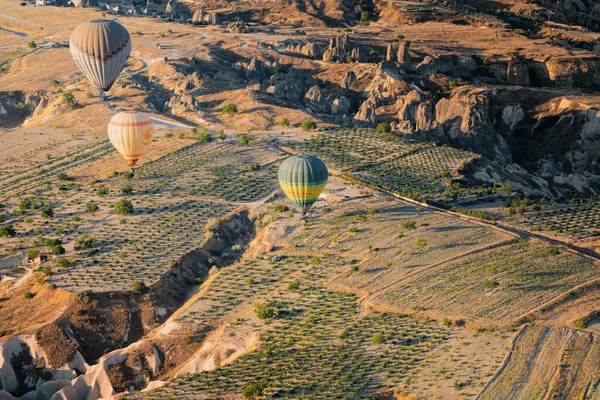 Goreme Turkey Sierpnia 2021 Kolorowe Balony Ogrzane Powietrze Lecące Bardzo — Zdjęcie stockowe