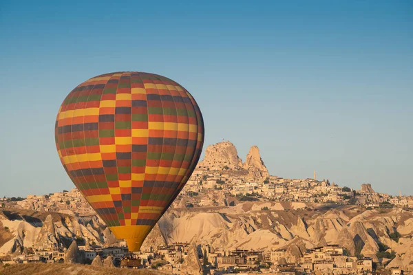 Goreme Turkey August 2021 Färgglada Varmluftsballong Flyger Över Goreme Staden — Stockfoto