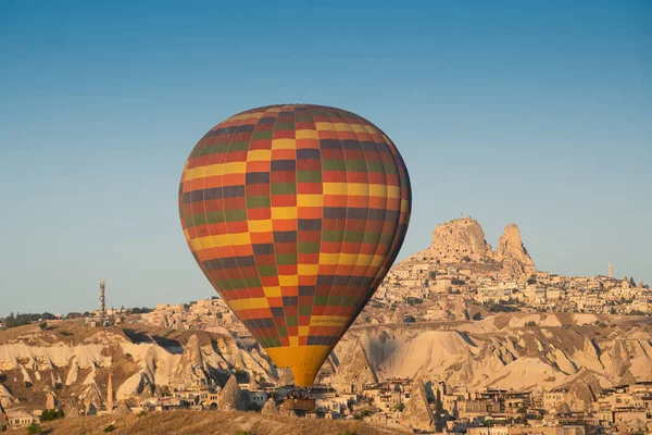 Goreme Turkey August 2021 Färgglada Varmluftsballong Flyger Över Goreme Staden — Stockfoto