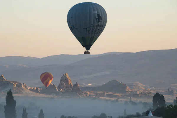 Goremia Turkey Sierpnia 2021 Kolorowe Balony Ogrzane Powietrze Przelatujące Nad — Zdjęcie stockowe