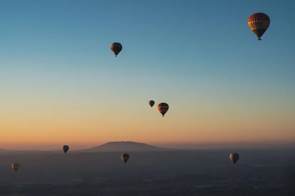 Goreme Turkey August 2021 Färgglada Varmluftsballonger Flyger Över Kappadokien Dalen — Stockfoto