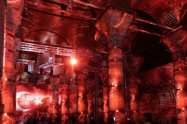 İSTANBUL, TURKEY - 17 Temmuz 2021: Theodosius 'un tarihi sarnıçlarından birinin duvarında Türkiye' nin kırmızı bayrağının asılı olduğu canlı performans ışığı gösterisi