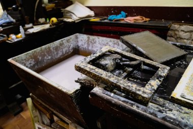 OHRID, NORTH MACEDONIA - 27 Ağustos 2021: El Yapımı Kağıt Ljupcho Panevski için Ulusal Atölye 'de el yapımı kağıt üretim sürecinde kullanılan ekran kalıplarının kapatılması