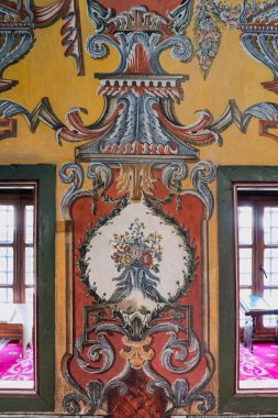 TETOVO, NORTH MACEDONIA - 20 Ağustos 2021: Antik 1495 Paşa Camii 'nin iç duvarlarında İslami dekoratif süsler