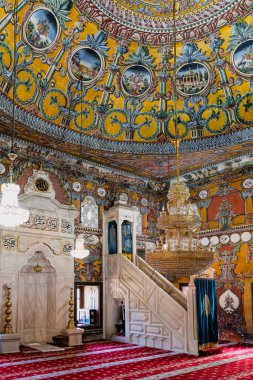 TETOVO, NORTH MACEDONIA - 20 Ağustos 2021: Antik 1495 Paşa Camii 'nin iç duvarlarında İslami dekoratif süsler