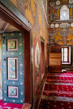 TETOVO, NORTH MACEDONIA - 20 Ağustos 2021: Antik 1495 Paşa Camii 'nin iç duvarlarında İslami dekoratif süsler