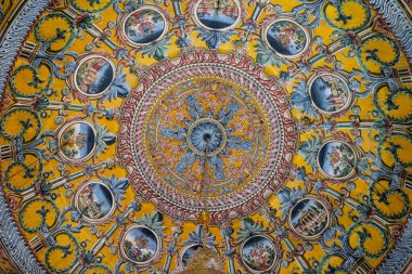 TETOVO, NORTH MACEDONIA - 20 Ağustos 2021: Eski 1495 Paşa Camii 'nin tavan duvarında İslami dekoratif dairesel süsler