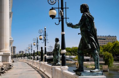 ÜSKÜP, NORTH MACEDONIA - 19 Ağustos 2021: Üsküp 'teki Vardar Nehri köprüsündeki tarihi figürlerin bronz heykeli