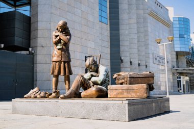 ÜSKÜP, Kuzey MACEDONYA - 19 Ağustos 2021: Soykırım Müzesi önünde yetim çocukların olduğu bronz heykel 